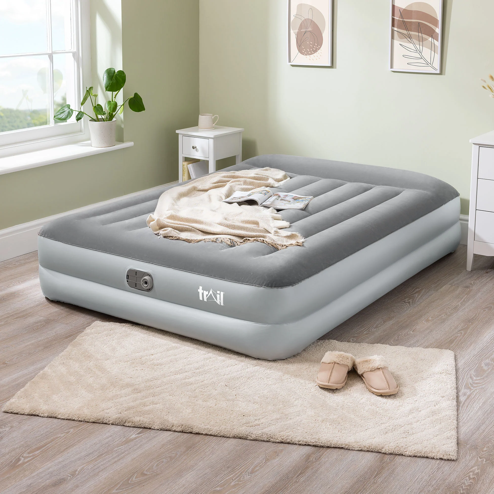 Deluxe XL Airbed With Built In Pump - Image 3