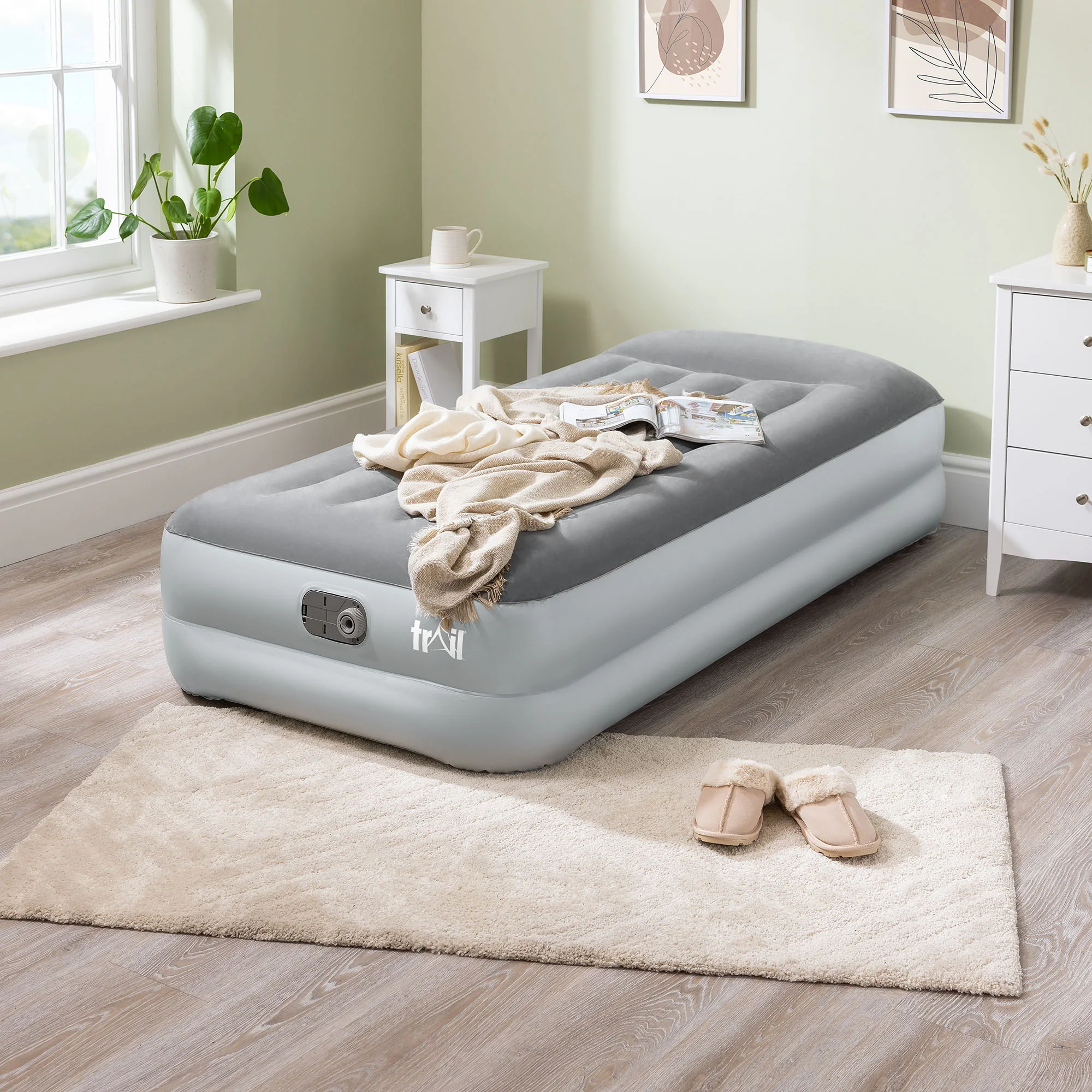 Deluxe XL Airbed With Built In Pump - Image 8